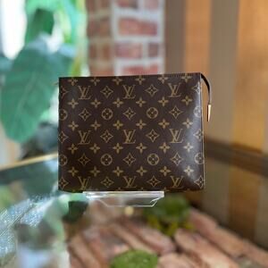 LOUIS VUITTON Toiletry 26 Monogram Canvas Pouch